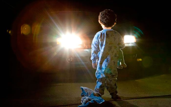 Ребенок ночью на дороге